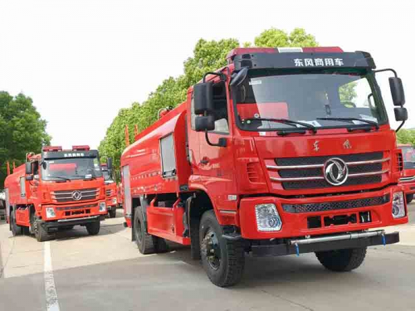 東風四驅越野8.5噸供水車